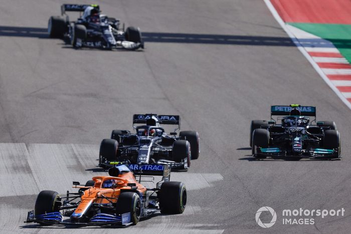 Lando Norris, McLaren MCL35M, Yuki Tsunoda, AlphaTauri AT02, Valtteri Bottas, Mercedes W12, y Pierre Gasly, AlphaTauri AT02