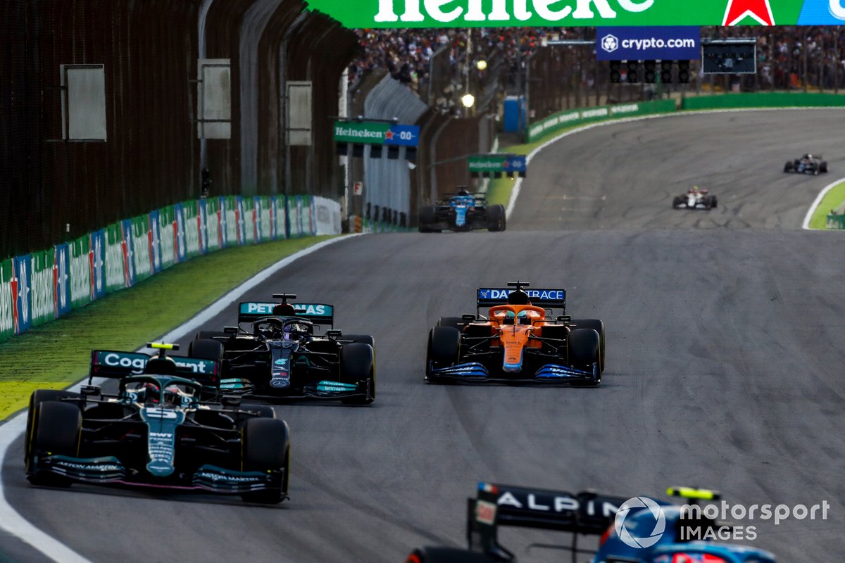 Sebastian Vettel, Aston Martin AMR21, Lewis Hamilton, Mercedes W12, e Daniel Ricciardo, McLaren MCL35M