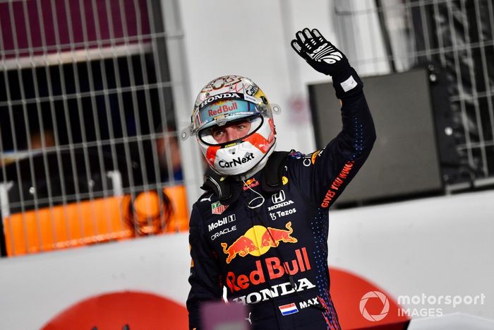 Max Verstappen, Red Bull Racing, saluda a los aficionados tras la clasificación