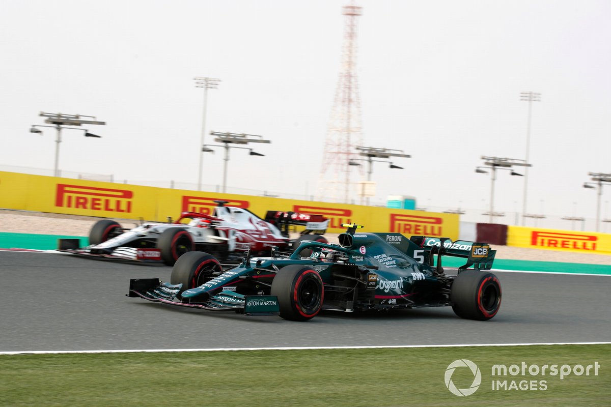 Sebastian Vettel, Aston Martin AMR21 e Kimi Raikkonen, Alfa Romeo Racing C41