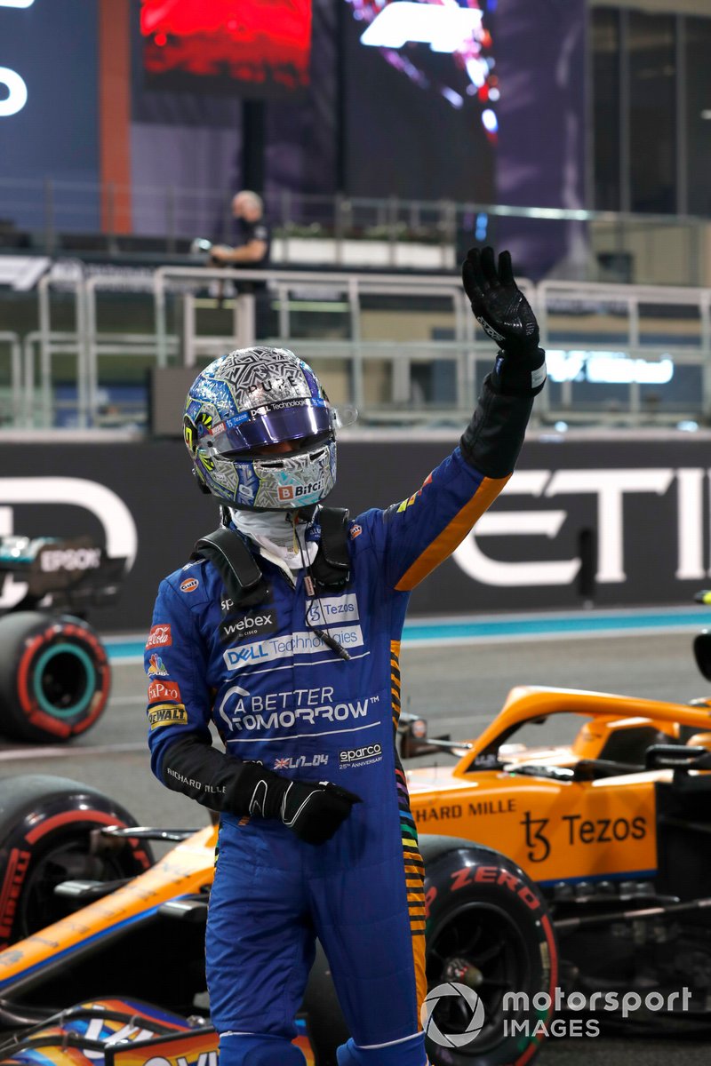 Lando Norris, de McLaren, saluda a los aficionados tras conseguir el tercer puesto en la parrilla