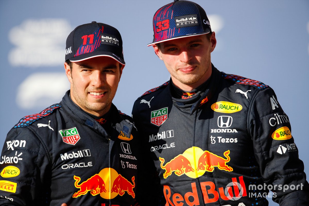 Sergio Perez, Red Bull Racing, e l'uomo della pole Max Verstappen, Red Bull Racing