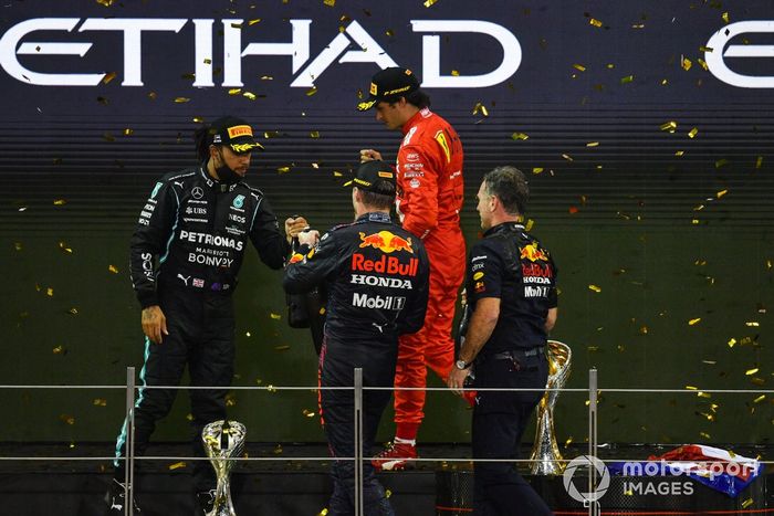 Podio: segundo lugar Lewis Hamilton, Mercedes, ganador y campeón del mundo Max Verstappen, Red Bull Racing, tercer lugar Carlos Sainz Jr., Ferrari y Christian Horner, director del equipo, Red Bull Racing