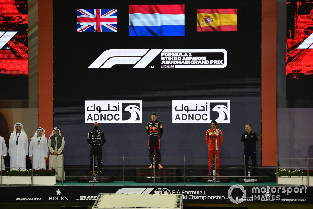 Podio: ganador de la carrera y Campeón del Mundo Max Verstappen, Red Bull Racing, segundo lugar Lewis Hamilton, Mercedes, tercer lugar Carlos Sainz Jr., Ferrari