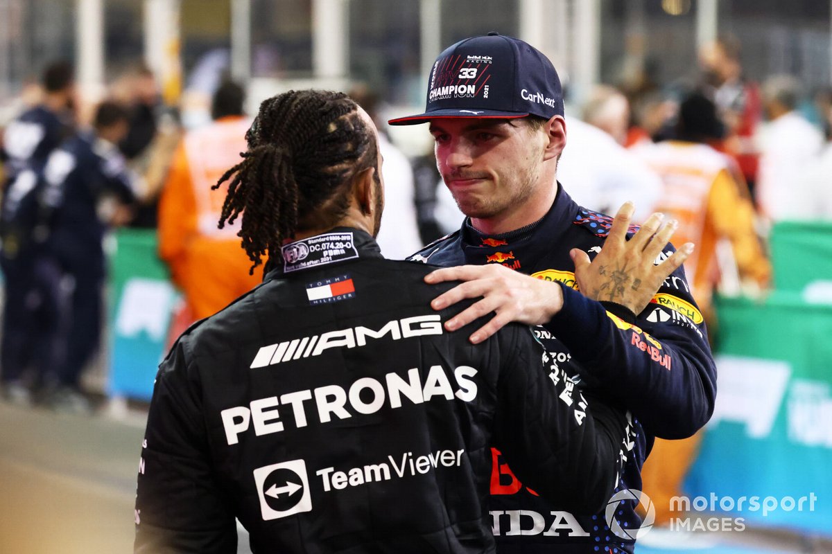 Lewis Hamilton, Mercedes, runner-up, memberi selamat kepada Max Verstappen, Red Bull Racing, sang juara baru F1 di Parc Ferme