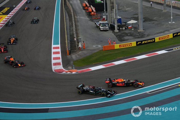 Max Verstappen, Red Bull Racing RB16B, lucha con Lewis Hamilton, Mercedes W12, en la primera vuelta