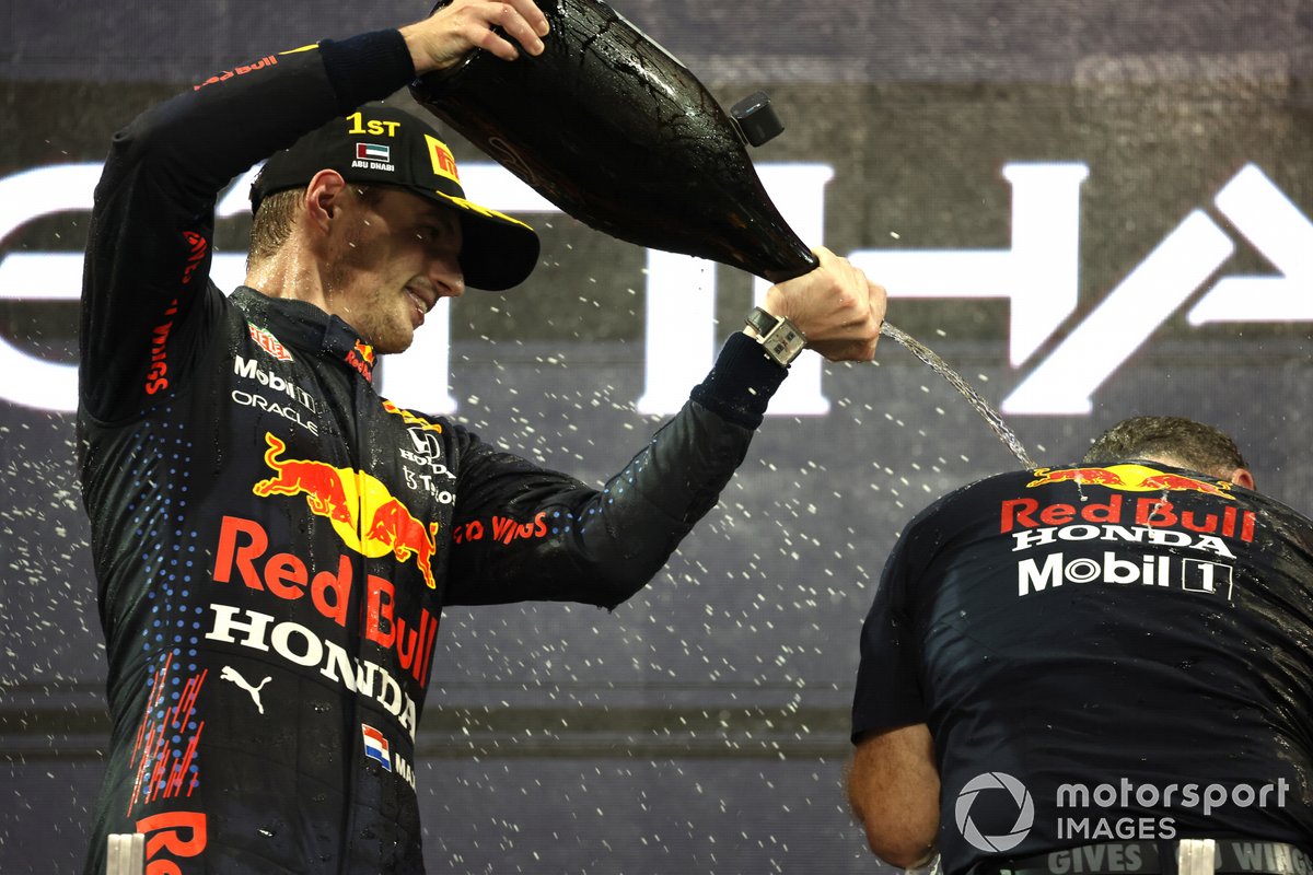 Max Verstappen, Red Bull Racing, 1a posizione, Christian Horner, Team Principal, Red Bull Racing, festeggiare sul podio con acqua di rose