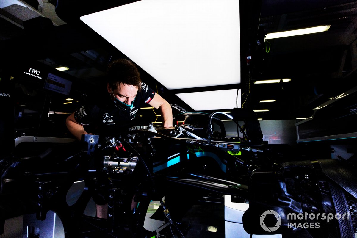 Mecánico trabajando en el coche de Lewis Hamilton, Mercedes W12