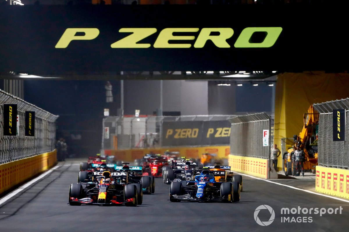 Max Verstappen, Red Bull Racing RB16B, lucha con Esteban Ocon, Alpine A521, y Lewis Hamilton, Mercedes W12, en la reanudación