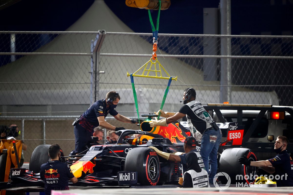 El coche dañado de Max Verstappen, Red Bull Racing RB16B, en una grúa