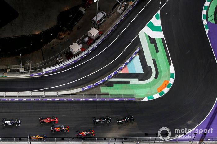 Lewis Hamilton, Mercedes W12, Valtteri Bottas, Mercedes W12, Max Verstappen, Red Bull Racing RB16B, Sergio Pérez, Red Bull Racing RB16B, Charles Leclerc, Ferrari SF21, y el resto de la parrilla al inicio