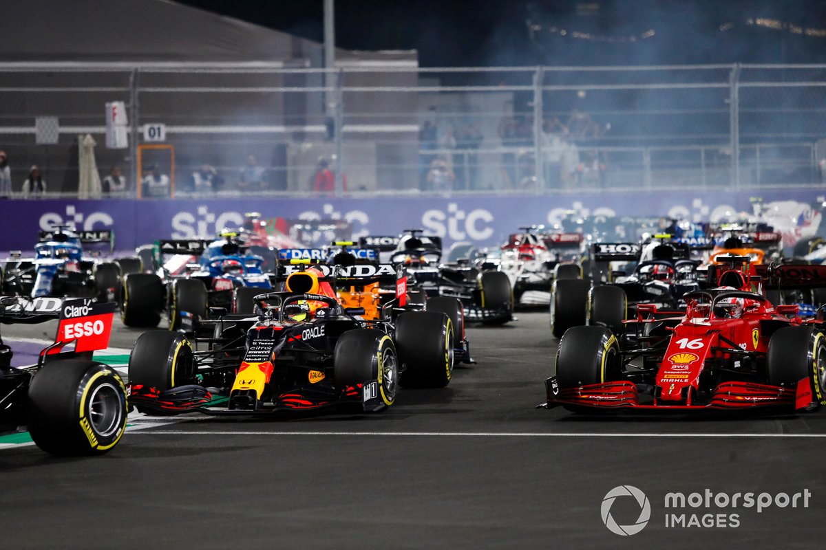 Sergio Perez, Red Bull Racing RB16B, Charles Leclerc, Ferrari SF21, e Lando Norris, McLaren MCL35M, alla ripartenza