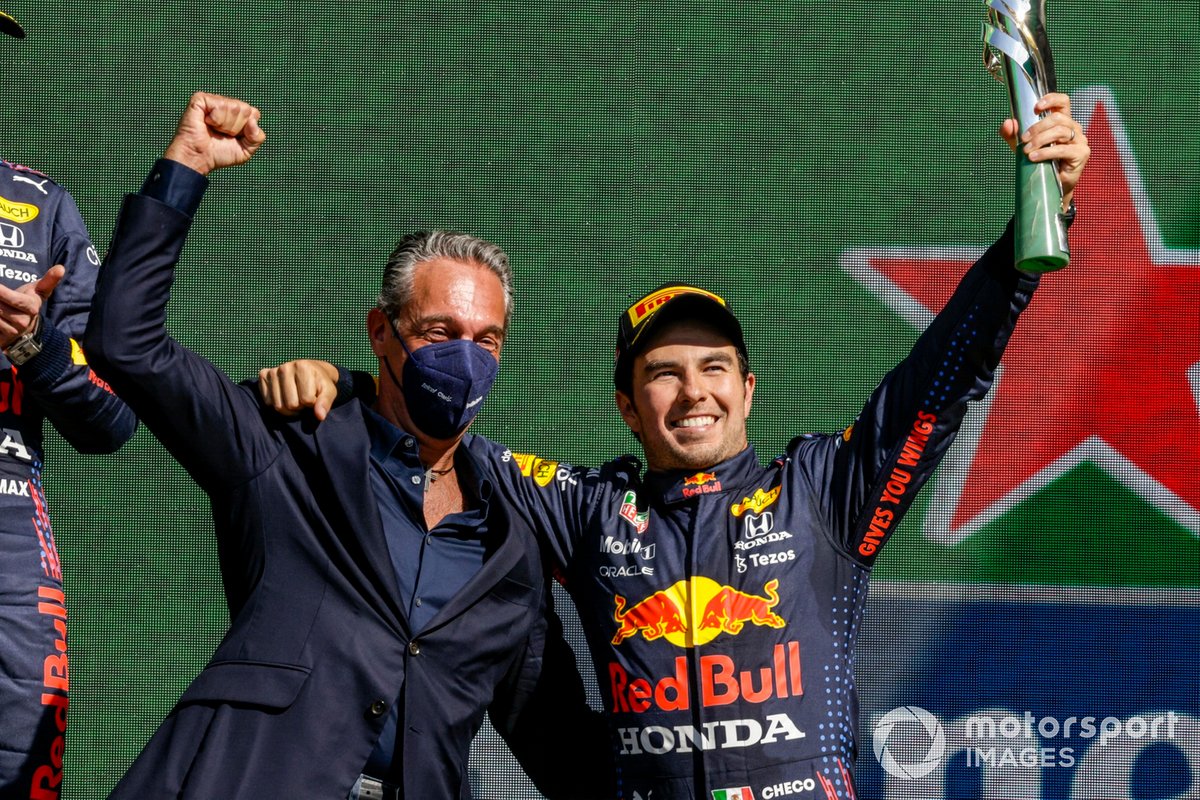 Podio: Carlos Slim Domit entrega al tercer lugar Sergio Pérez, Red Bull Racing su trofeo