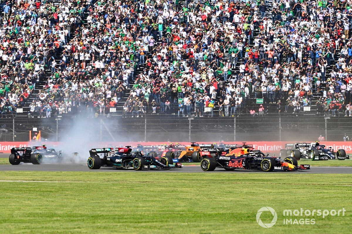 Max Verstappen, Red Bull Racing RB16B, Lewis Hamilton, Mercedes W12, y el resto de la parrilla mientras Valtteri Bottas, Mercedes W12, hace un trompo