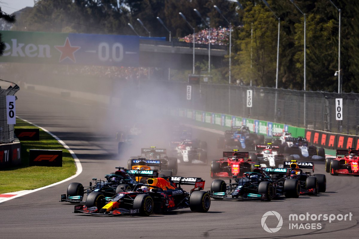Max Verstappen, Red Bull Racing RB16B, Lewis Hamilton, Mercedes W12, Valtteri Bottas, Mercedes W12, Daniel Ricciardo, McLaren MCL35M, Sergio Pérez, Red Bull Racing RB16B, y el resto de la parrilla de salida