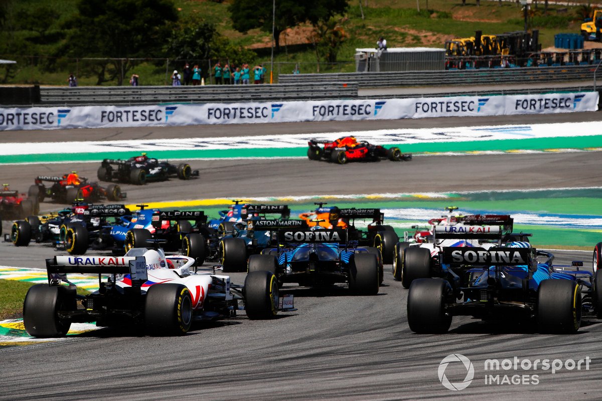 Nicholas Latifi, Williams FW43B, George Russell, Williams FW43B, y Nikita Mazepin, Haas VF-21, persiguen al grupo en la salida