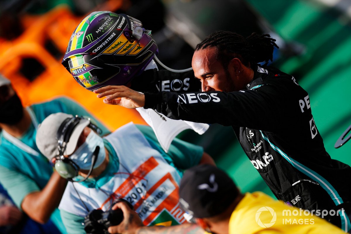 Ganador Lewis Hamilton, Mercedes, celebra en Parc Ferme