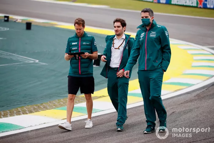 Sebastian Vettel, Aston Martin, recorre la pista