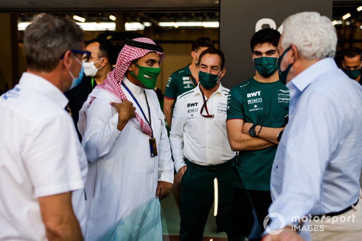 Bernd Maylander, piloto del coche de seguridad, S.A.R. el Príncipe Khalid bin Sultan Al-Abdullah Al-Faisal, presidente de la Federación de Automovilismo Arabia &, Lance Stroll, Aston Martin y Lawrence Stroll, propietario de Aston Martin F1