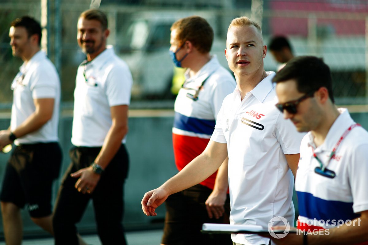 Nikita Mazepin, de Haas F1, recorre la pista con miembros de su equipo