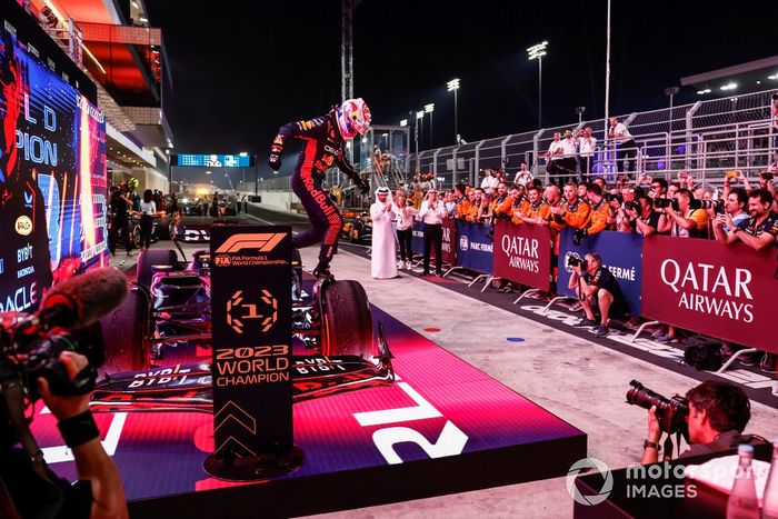 Max Verstappen, Red Bull Racing, 2ª posición, celebra en Parc Ferme tras proclamarse campeón del mundo de pilotos 2023