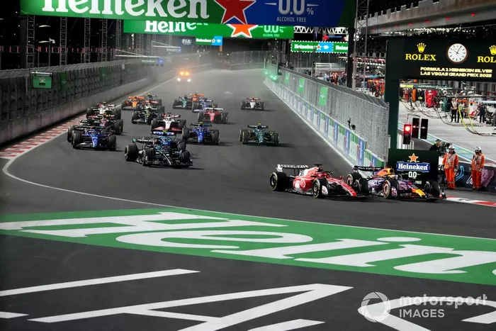 Charles Leclerc, Ferrari SF-23, lucha con Max Verstappen, Red Bull Racing RB19, por delante de George Russell, Mercedes F1 W14, Pierre Gasly, Alpine A523, Alex Albon, Williams FW45, Logan Sargeant, Williams FW45, el resto de la parrilla en la salida.