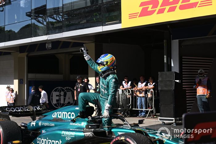 Fernando Alonso, Aston Martin F1 Team, 3ª posición, celebra su llegada al Parc Ferme