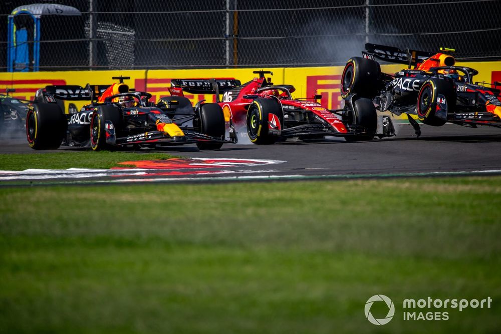Toque de Charles Leclerc, Ferrari SF-23, y Sergio Pérez, Red Bull Racing RB19, en la salida del GP de México