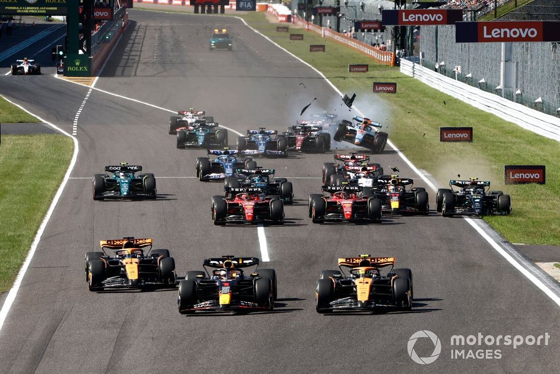 Valtteri Bottas, Alfa Romeo C43, choca con Alex Albon, Williams FW45, mientras Sergio Pérez, Red Bull Racing RB19, aprieta a Lewis Hamilton, Mercedes F1 W14, en la hierba y Max Verstappen, Red Bull Racing RB19, el campo.