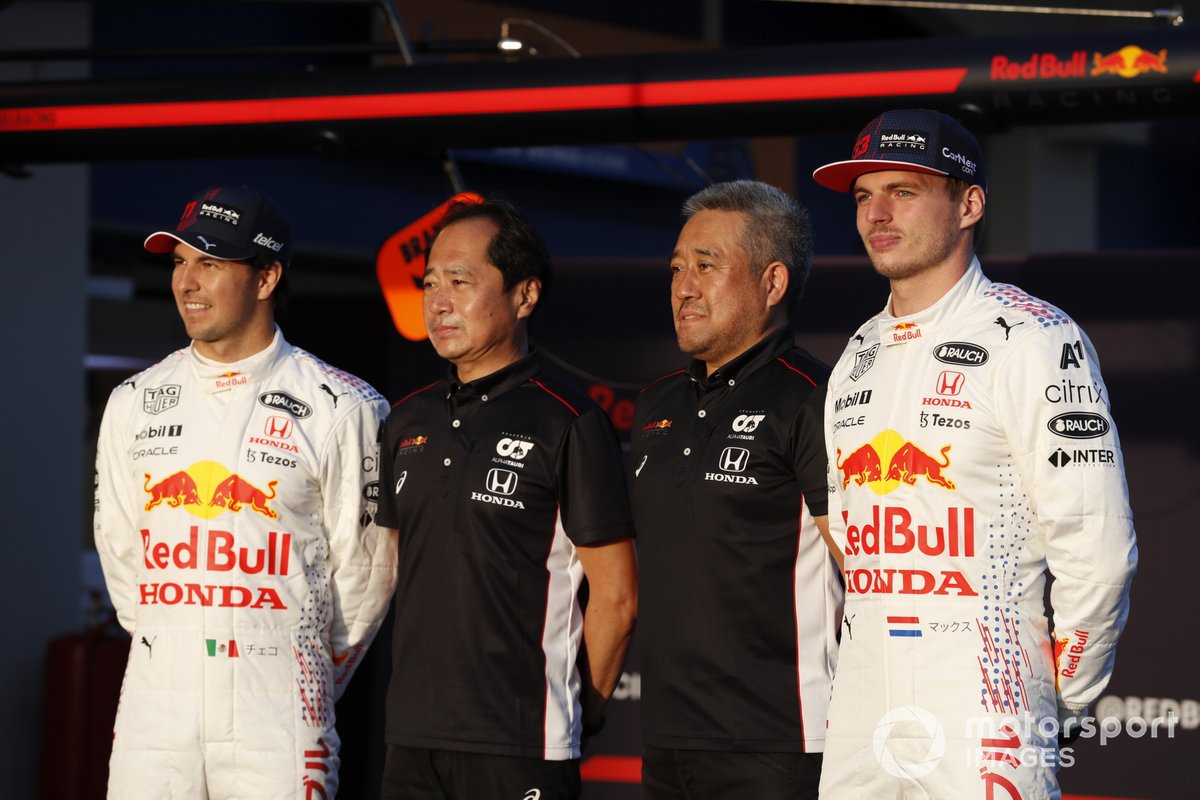 Sergio Pérez, Red Bull Racing Toyoharu Tanabe, Director Técnico de F1, Honda, y Masashi Yamamoto, Director General de Honda Motorsport, con el coche de Max Verstappen, Red Bull Racing RB16B Max Verstappen, Red Bull Racing