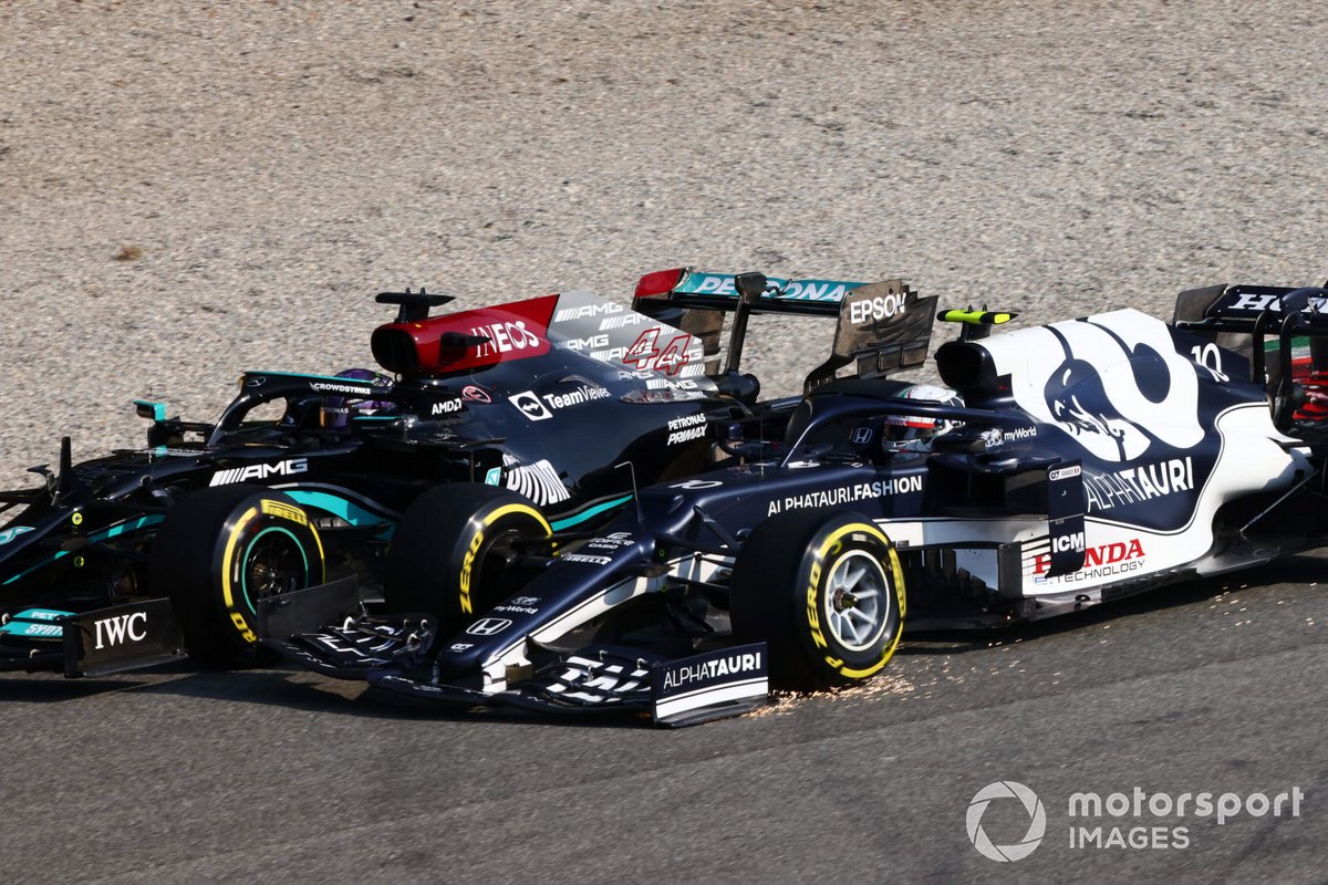 Lewis Hamilton, Mercedes W12, e Pierre Gasly, AlphaTauri AT02, nel giro iniziale