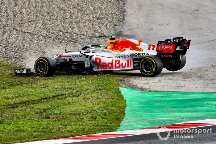 Sergio Pérez, Red Bull Racing RB16B, hace un trompo