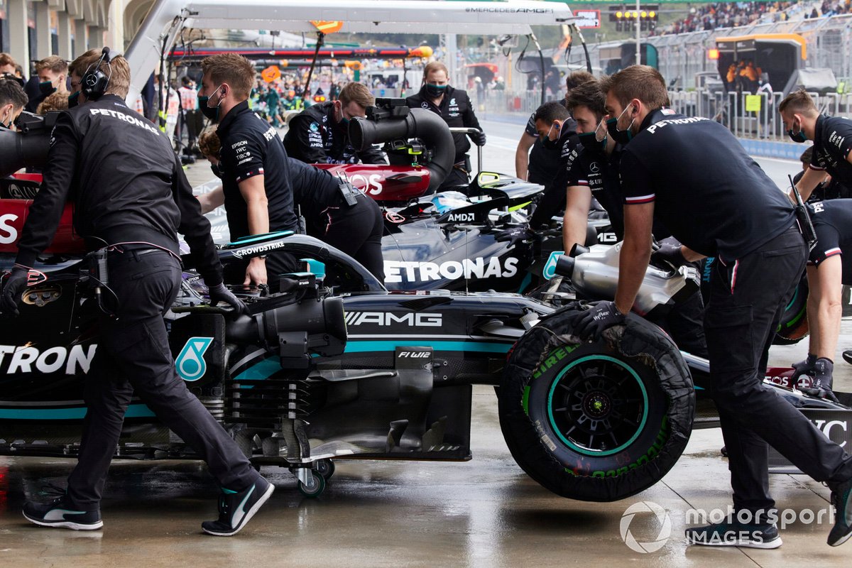Lewis Hamilton, Mercedes W12, vuelve al garaje