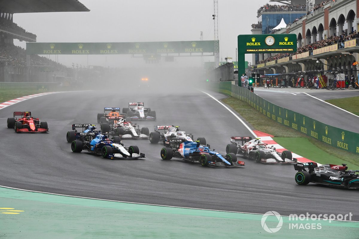 Lewis Hamilton, Mercedes W12, Antonio Giovinazzi, Alfa Romeo Racing C41, Esteban Ocon, Alpine A521, George Russell, Williams FW43B e il resto delle auto alla partenza