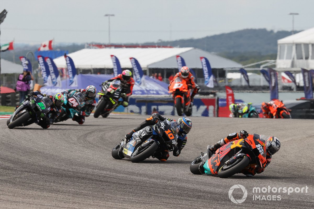 Miguel Oliveira devant Luca Marini