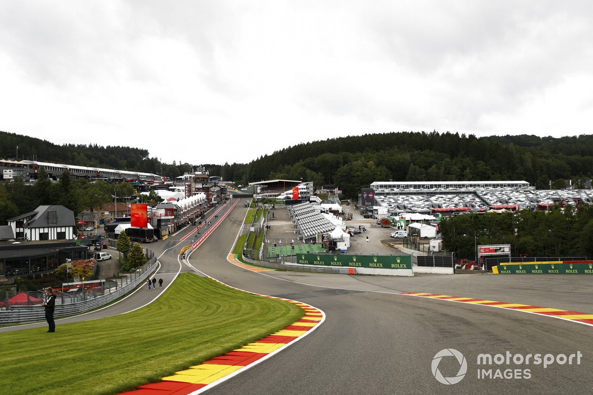 Pemandangan Eau Rouge di Sirkuit Spa-Francorchamps, Belgia