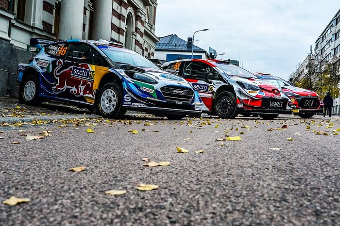 Los coches de Adrien Fourmaux, Renaud Jamoul, M-Sport Ford WRT Ford Fiesta WRC, Kalle Rovanperä, Jonne Halttunen, Toyota Gazoo Racing WRT Toyota Yaris WRC, Ott Tänak, Martin Järveoja, Hyundai Motorsport Hyundai i20 Coupe WRC