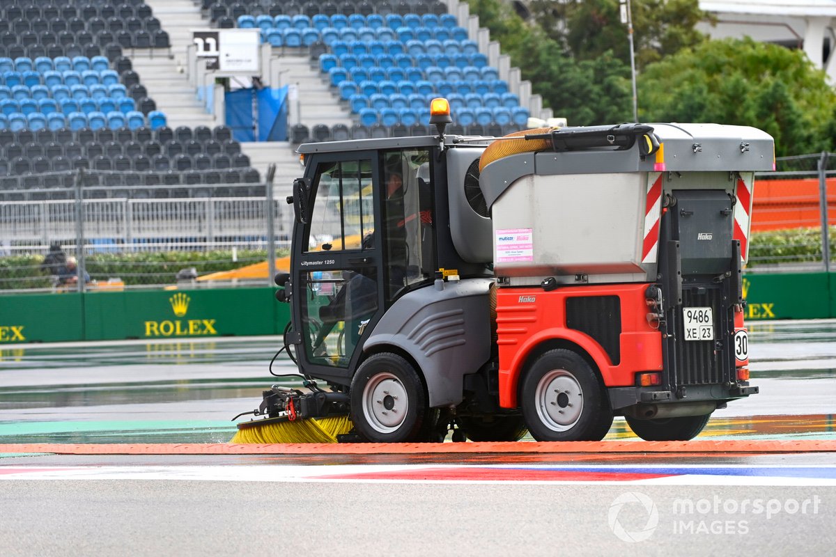Un vehículo barredor en la pista
