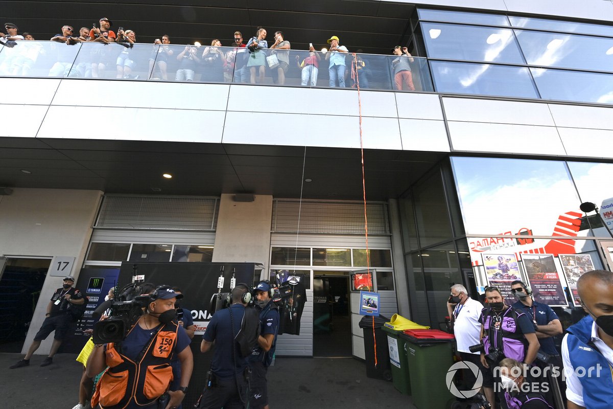 Fans de Valentino Rossi, Petronas Yamaha SRT, esperando