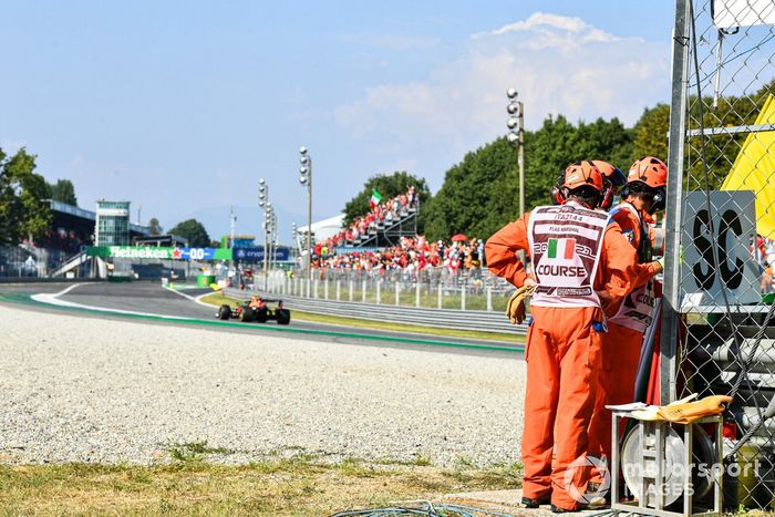 Sergio Pérez, Red Bull Racing RB16B, pasa por un puesto de oficiales de pista