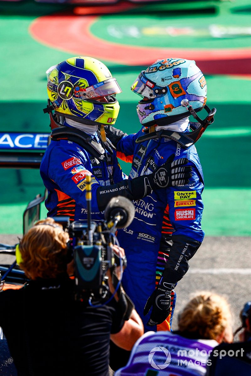 Lando Norris, McLaren, 2a posizione, e Daniel Ricciardo, McLaren, 1a posizione, si congratulano a vicenda nel Parc Ferme