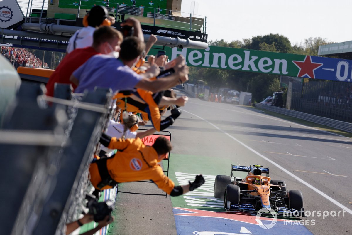 Il team McLaren esulta dal muretto dei box mentre Lando Norris, McLaren MCL35M, 2a posizione, taglia il traguardo