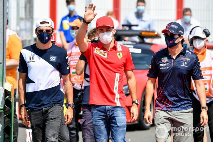 Pierre Gasly, AlphaTauri, Charles Leclerc, Ferrari, Sergio Pérez, Red Bull Racing en el desfile de pilotos