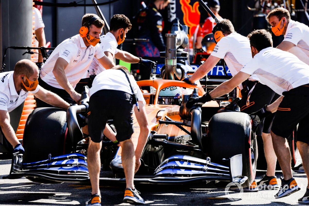 Daniel Ricciardo, McLaren MCL35M, ai box