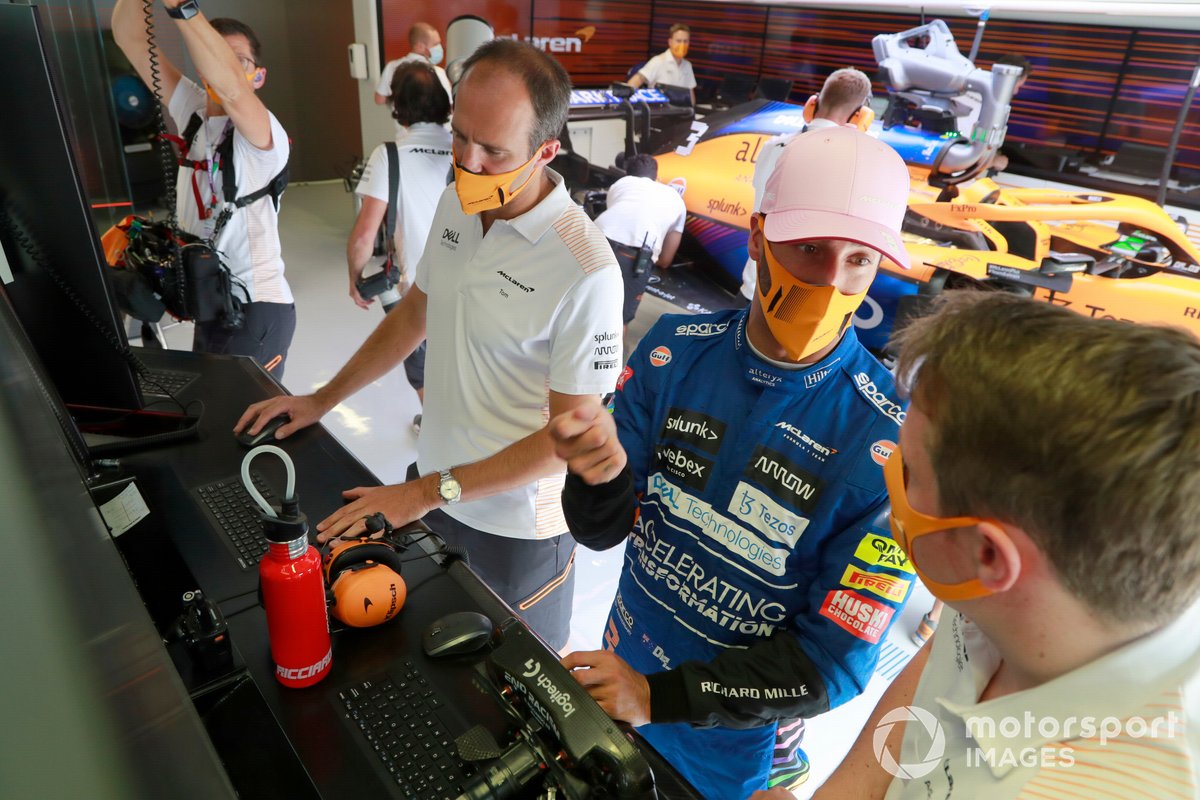 Daniel Ricciardo, McLaren, en el garaje con los ingenieros