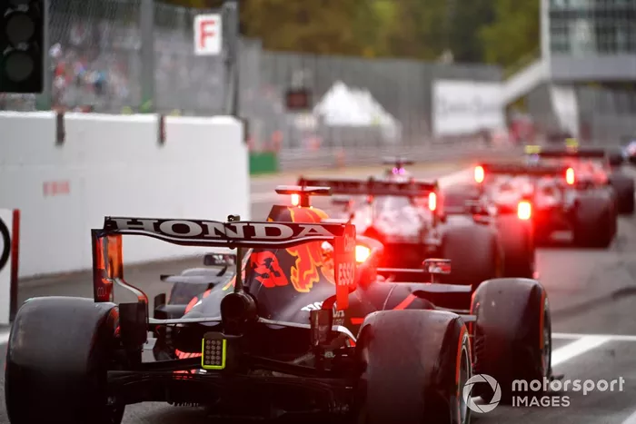 Max Verstappen, Red Bull Racing RB16B en la salida de los pits