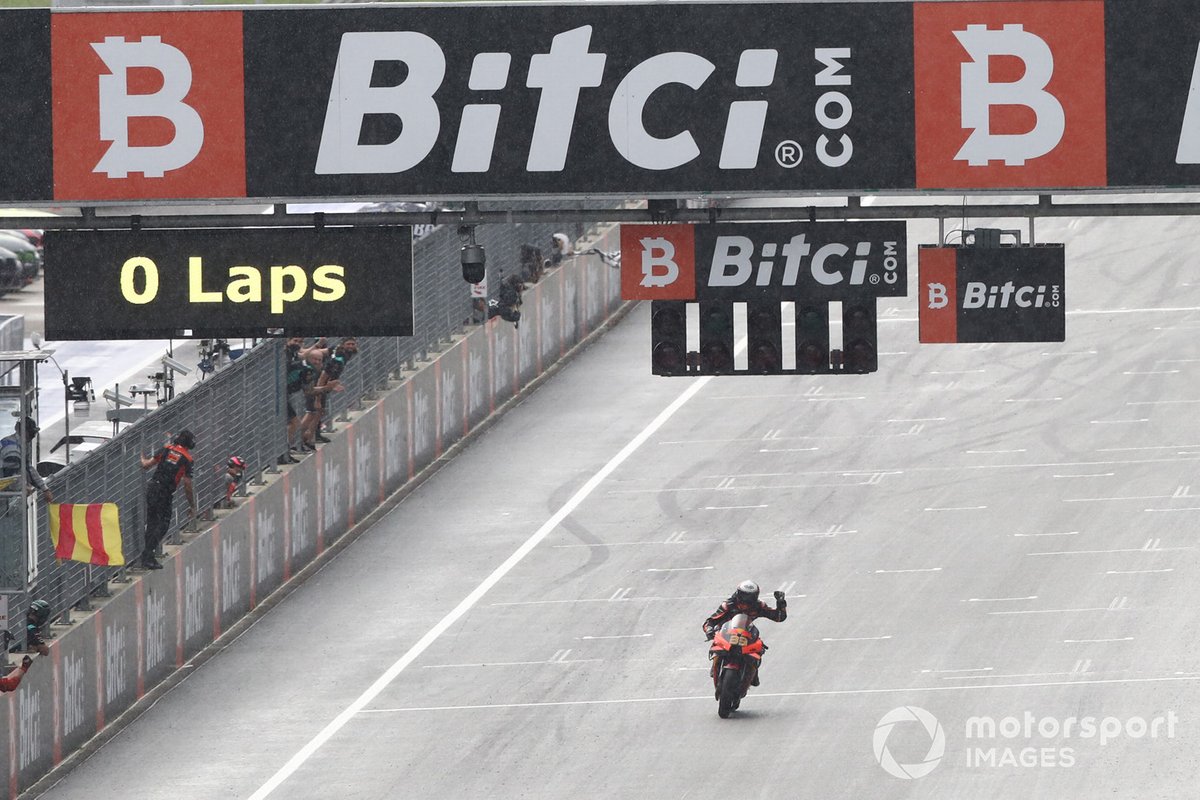 Gandor Brad Binder, Red Bull KTM Factory Racing cruza la meta