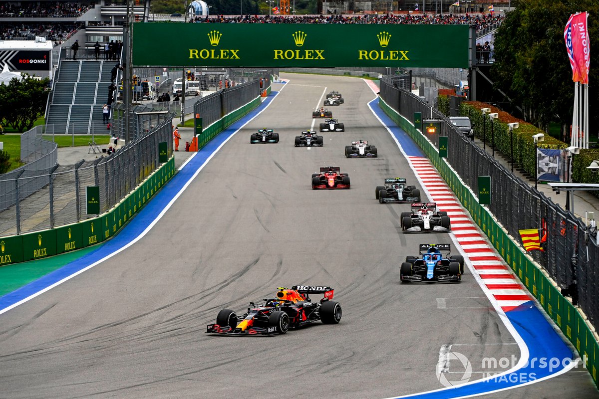 Sergio Perez, Red Bull Racing RB16B, Esteban Ocon, Alpine A521, e Kimi Raikkonen, Alfa Romeo Racing C41