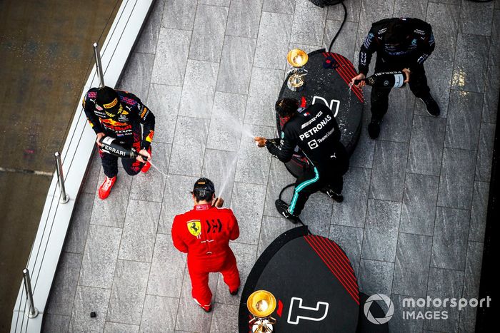 Podio: segundo lugar Max Verstappen, Red Bull Racing, ganador Lewis Hamilton, Mercedes, tercer lugar Carlos Sainz Jr., Ferrari