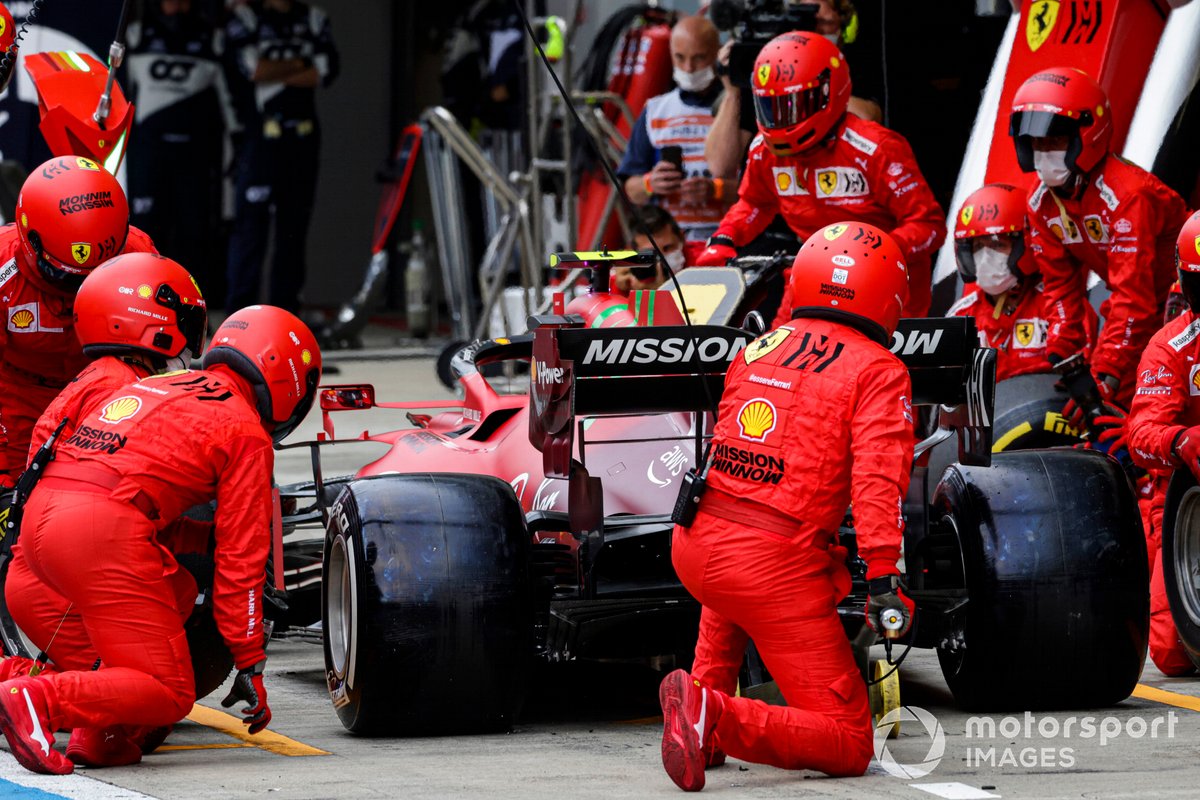 Carlos Sainz Jr., Ferrari SF21, pit stop